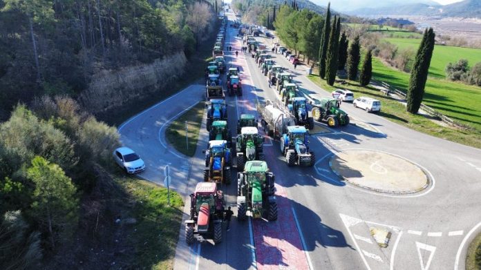 -- El campo se une contra el recorte histórico de la PAC (El Mundo)