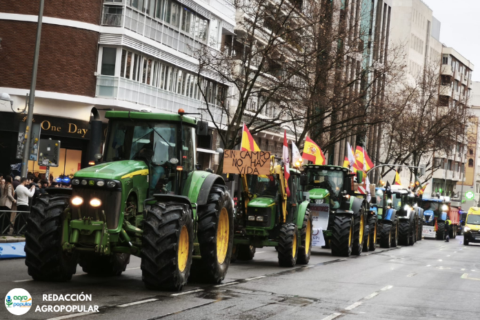 ASAJA, COAG y Unión de Uniones convocan una gran tractorada en Madrid el 28 de octubre ASAJA, COAG y Unión de Uniones convocan una gran tractorada en Madrid el 28 de octubre