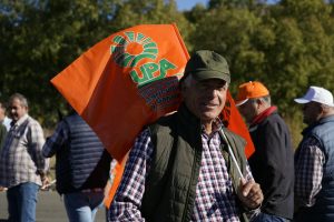 UPA en X: “Arrancando la concentración frente a Repsol en Puertollano, una empresa cuyos beneficios han subido un 100% gracias a la guerra en Irán”. 